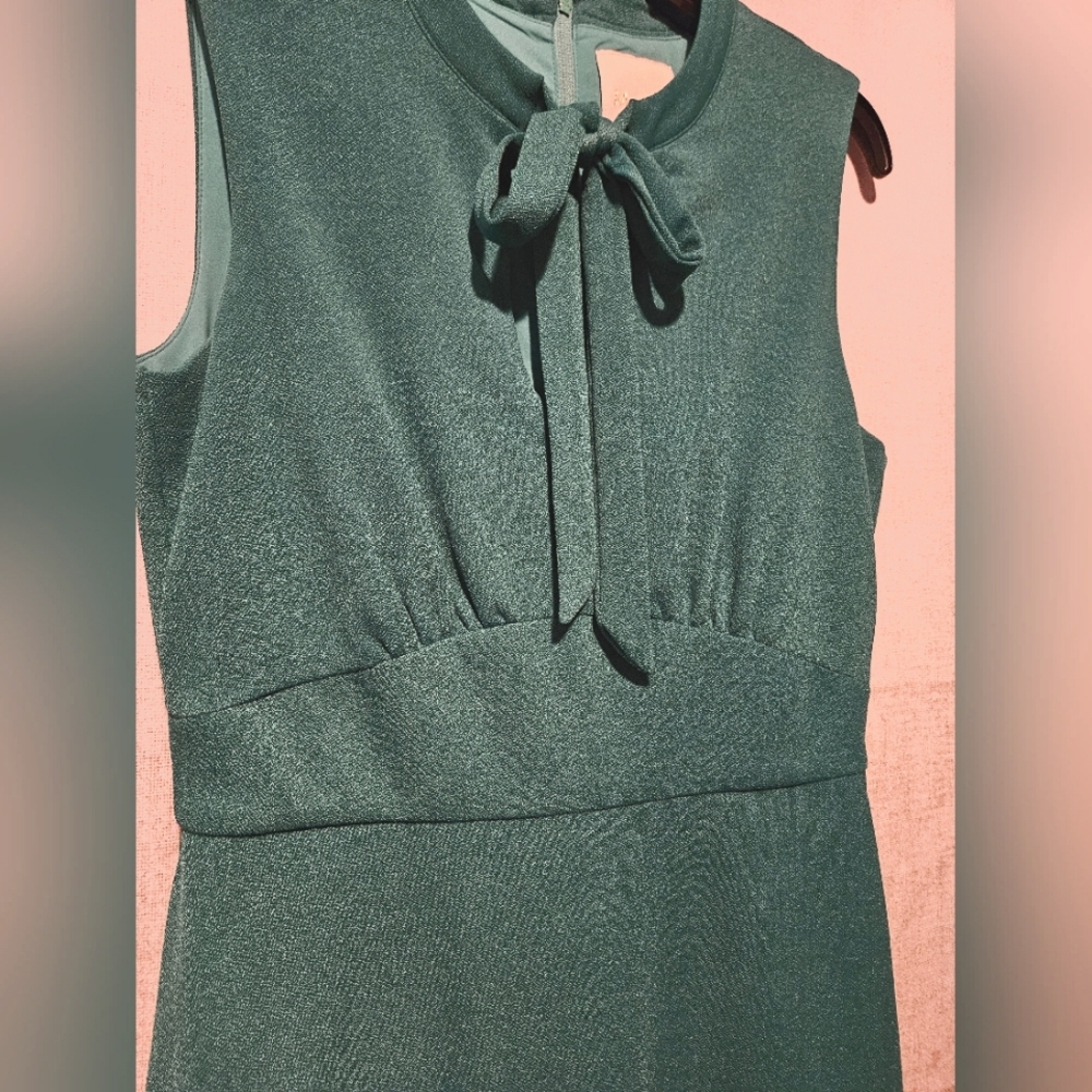 Retro Green Dress - necklace bow form fitting retro vibes